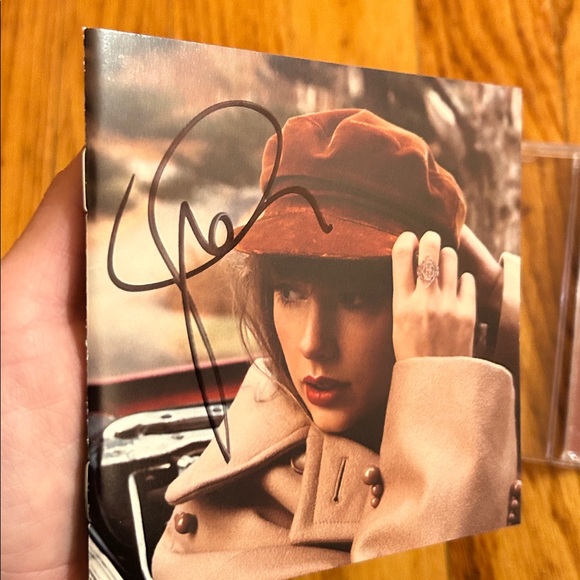 Taylor Swift Other - Taylor Swift SIGNED cd Red TV